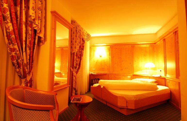 Hotel Cevedale Living Romance Hotel Cogolo Room photo