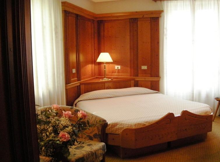 Hotel Cevedale Living Romance Hotel Cogolo Room photo