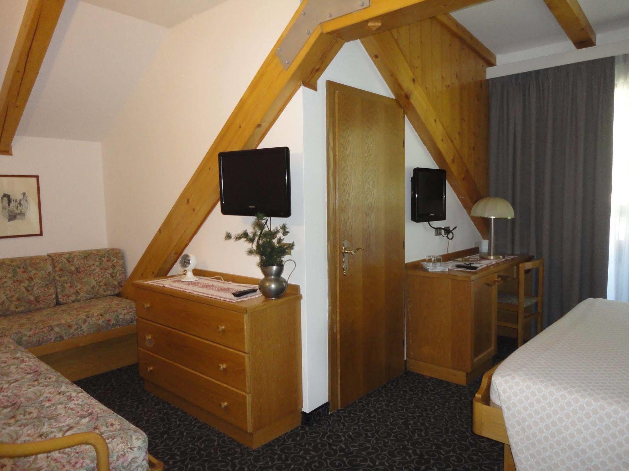 Hotel Cevedale Living Romance Hotel Cogolo Exterior photo